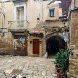 Restiamo nel centro storico per dirigerci verso la Basilica di San Nicola. Imbocchiamo la strada denominata piazza 62 Marinai e, accanto a Corte Garritta...